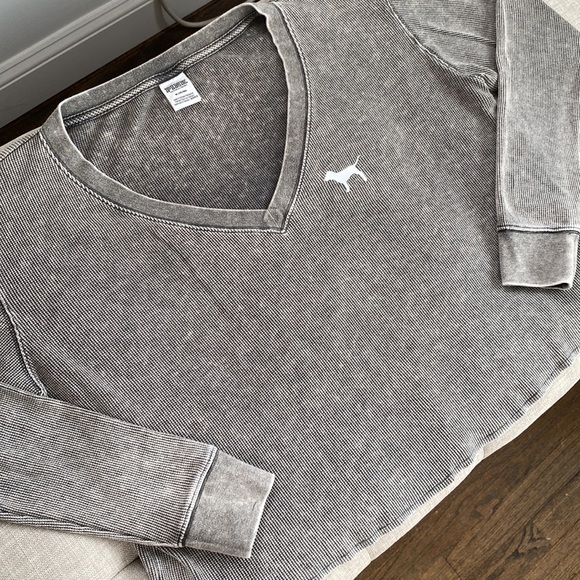 BOGO Victoria’s Secret PINK Gray & White Long Sleeve V-Neck Thermal Waffle Top - Picture 3 of 6